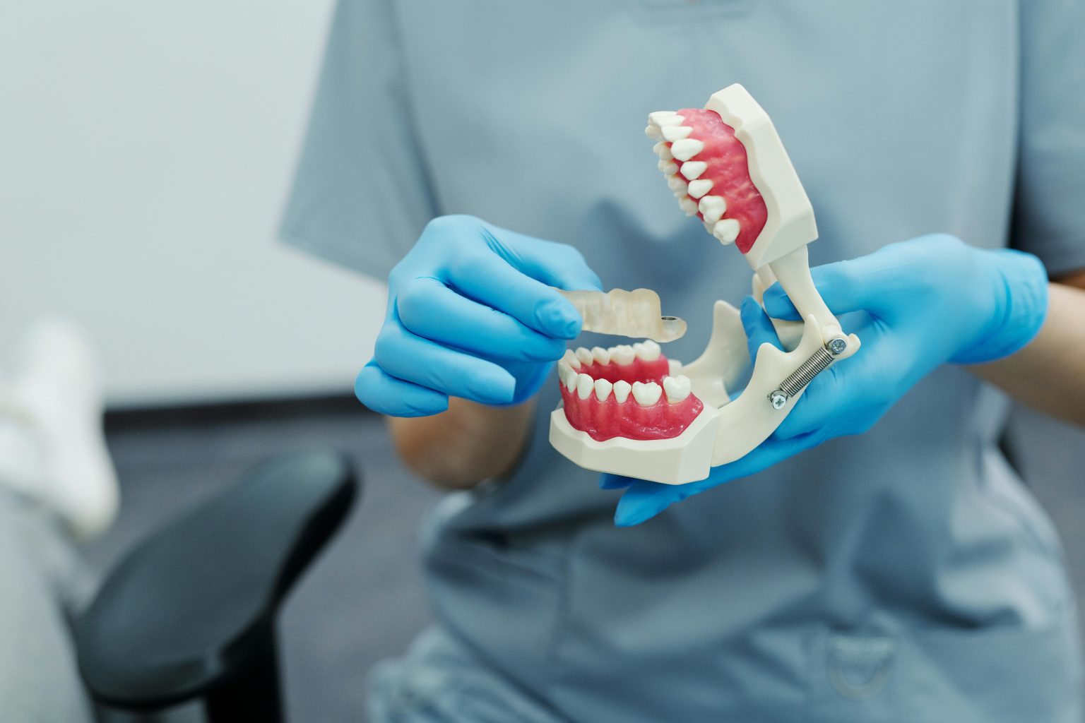 Traditional Braces vs. Clear Aligners: Which is Right for You?